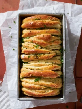 Spinach Artichoke Pull-Apart Bread