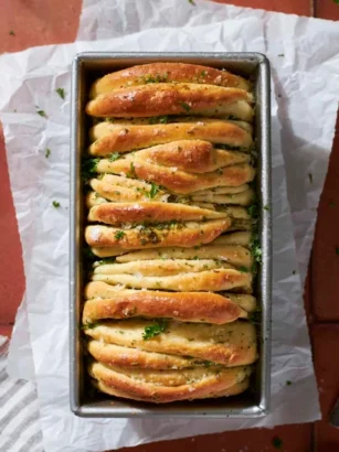 Spinach Artichoke Pull-Apart Bread