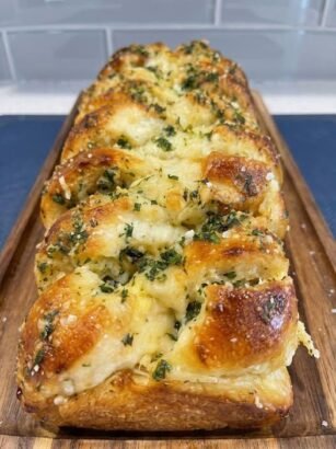 Sourdough Discard Garlic Pull Apart Bread